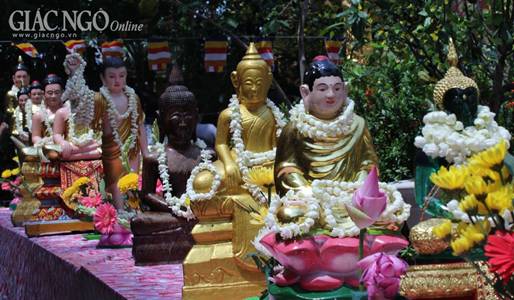 Buddha bathing ceremony celebrates the Chol-chnam-Thmay festival